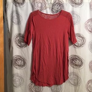 Long tee shirt with lace sleeves